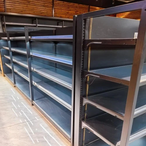 Prateleiras da loja de conveniência